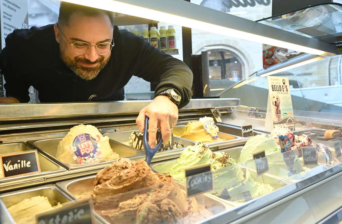 Davide de Paola vom Marbacher Eiscafé La Porta verkauft sein Eis nicht nur an Menschen, sondern auch an Hunde.