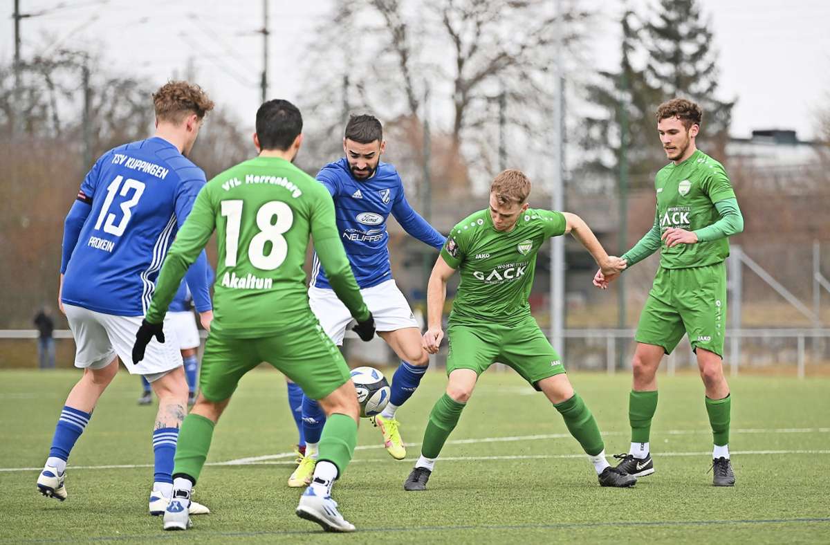 Der VfL Herrenberg (in Grün) und der TSV Kuppingen neutralisierten sich gegenseitig: So starteten beide Teams ohne Tore, aber immerhin mit einem Punkt. Foto: Kevin Schuon