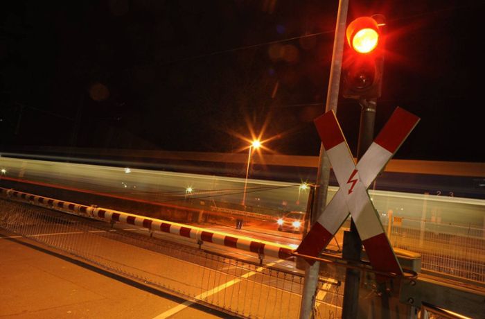 Vorfall in Endingen: Betrunkener lässt Auto an Bahnübergang stehen – Notbremse