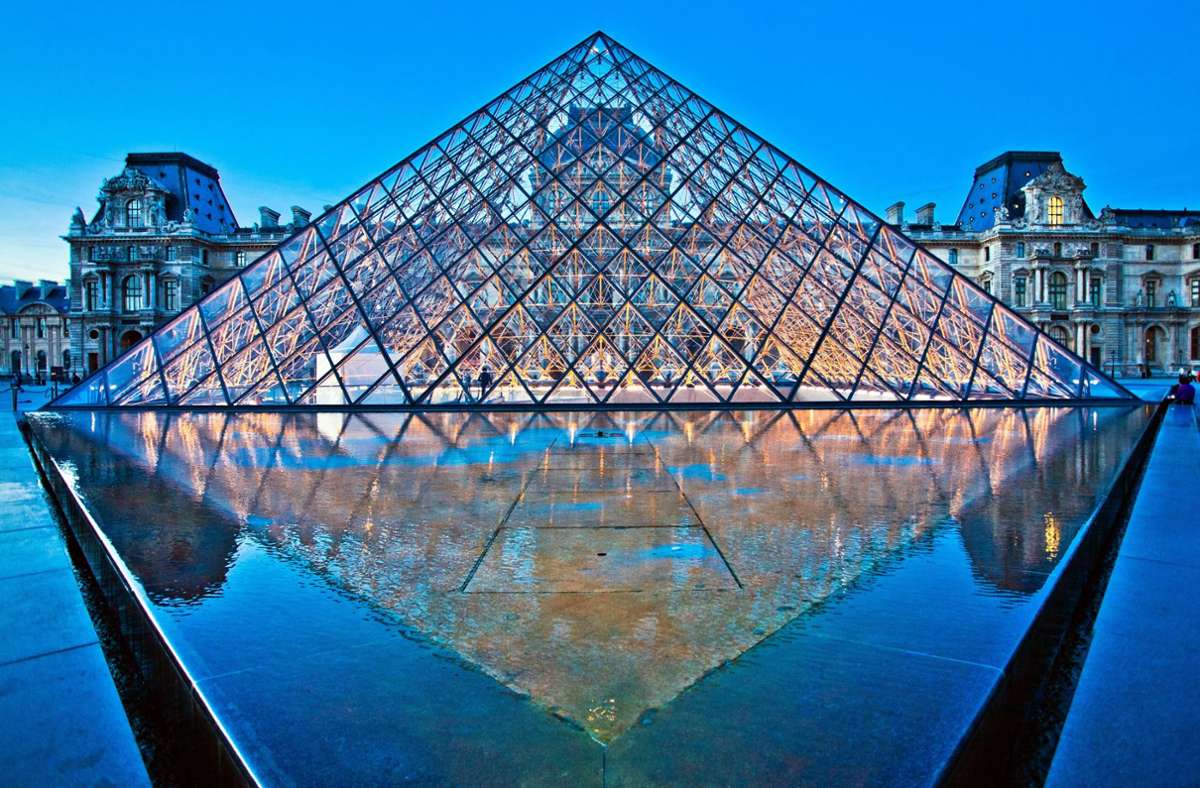 Die Glaspyramide im Innenhof des Louvre dient als Haupteingang für das Pariser Museum. Foto: imago images/Jose Peral