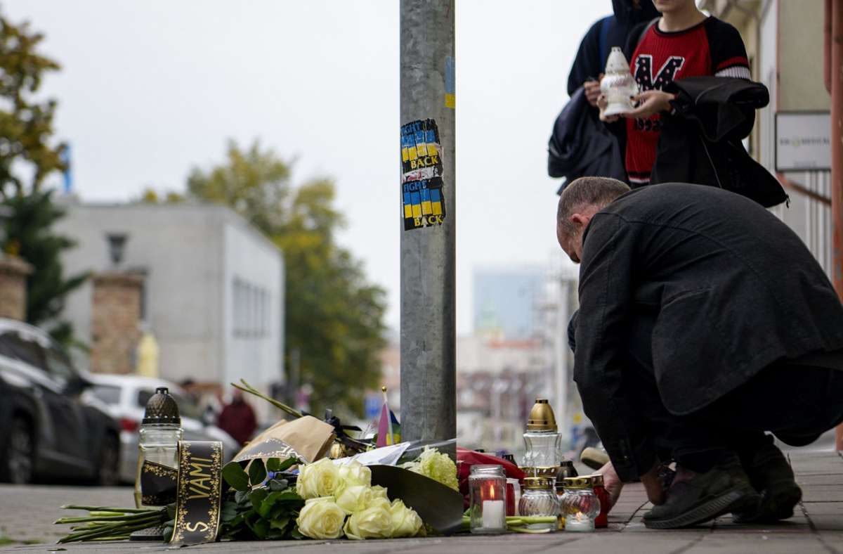 Trauernde legen in Bratislava Blumen für die Opfer nieder, entzünden Kerzen. Foto: dpa/Pavol Zachar