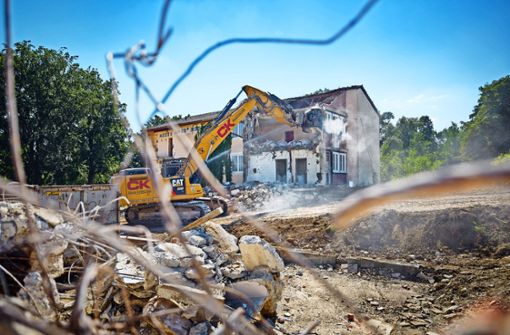 Der Abrissbagger leistet ganze Arbeit und zerlegt die zuletzt leer stehenden Häuser der Diakonie Stetten. Foto: Gottfried Stoppel