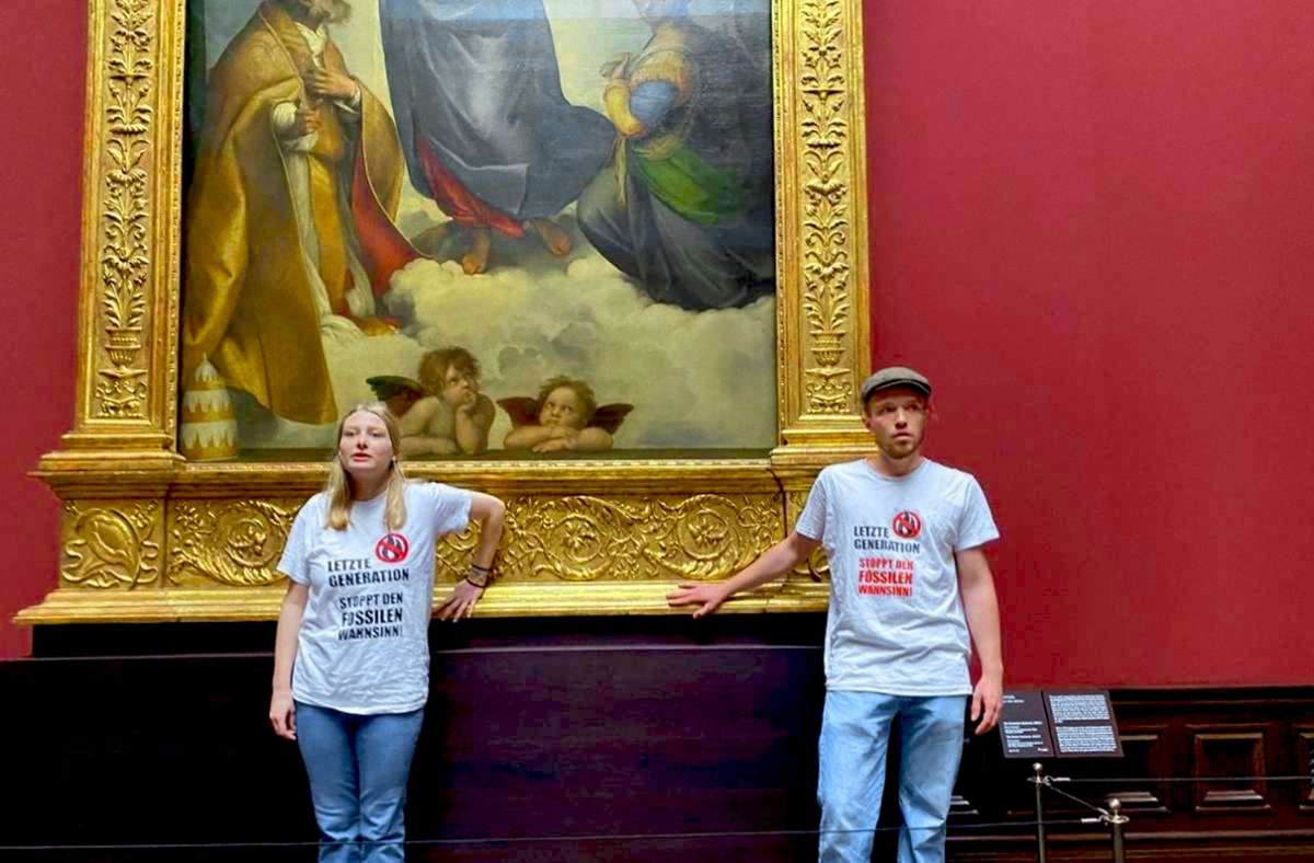 Der Aktivist Jakob Beyer (r.) hat sich auch schon an die „Sixtinische  Madonna“ von Raffael in der Gemäldegalerie Alte Meister in Dresden geklebt.
