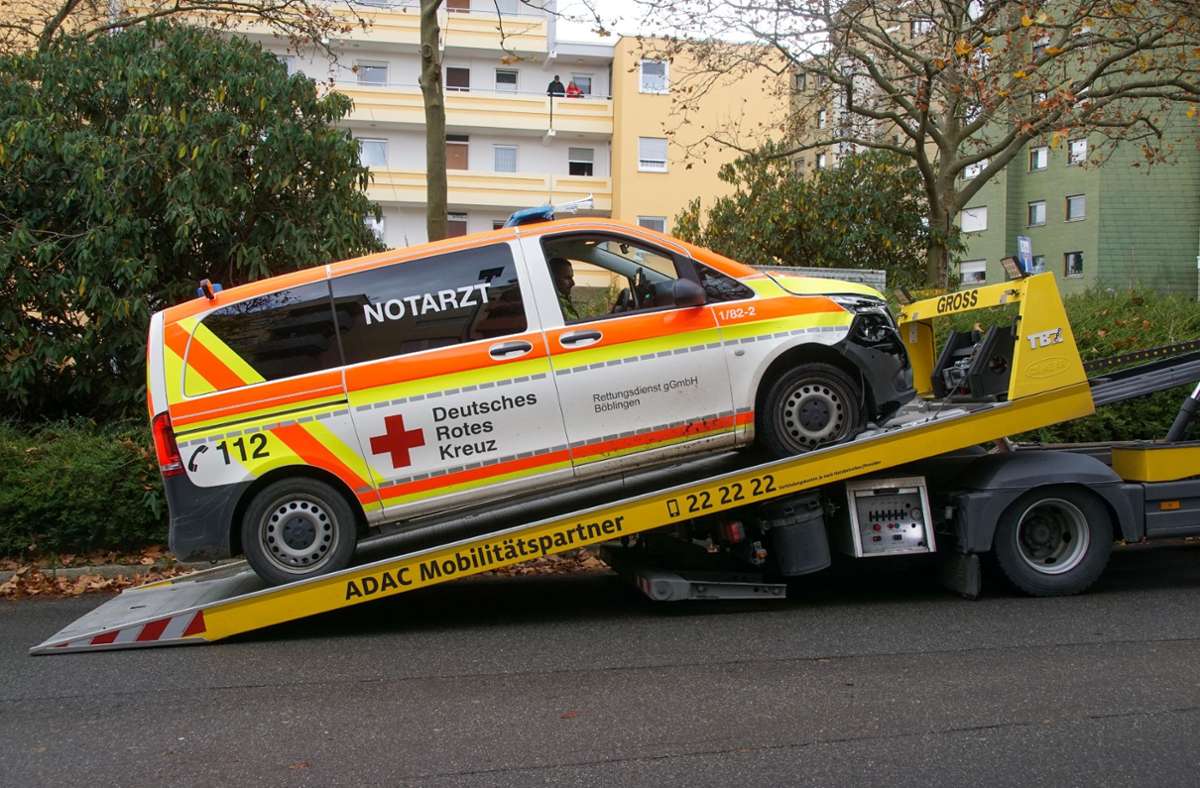 Unfall in Böblingen: Notarzt kollidiert mit Auto