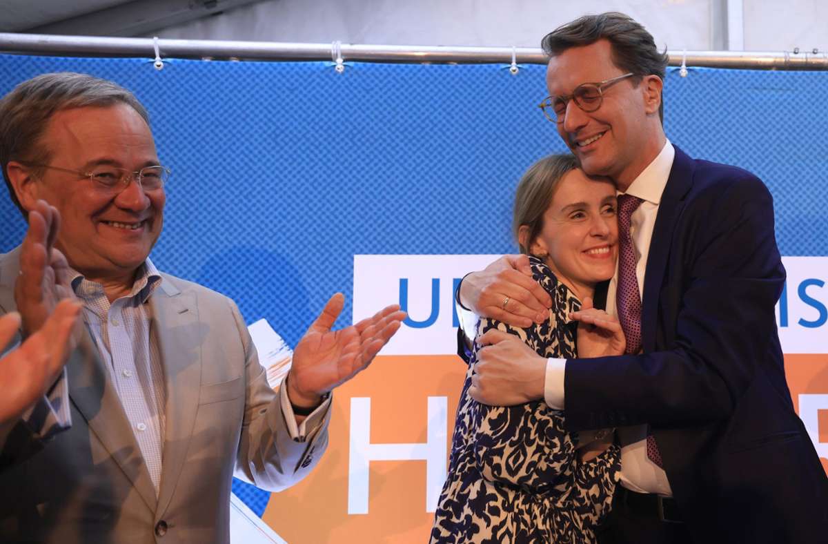 Beste Stimmung bei der CDU: Ministerpräsident Hendrik Wüst herzt seine Frau und Armin Laschet klatscht Beifall. Foto: dpa/Rolf Vennenbernd