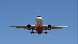 Mann zerrt in US-Flugzeug an Notausgangstür