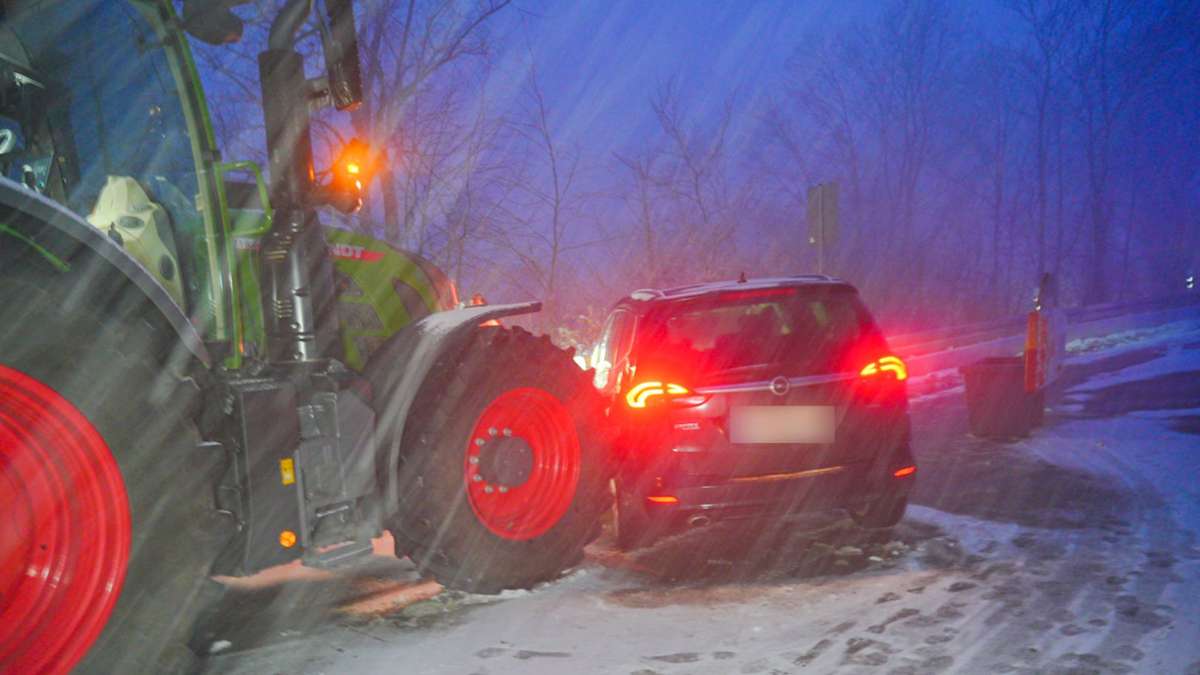 Bissingen an der Teck: Auto rutscht wegen Schnees gegen Traktor und Leitplanke