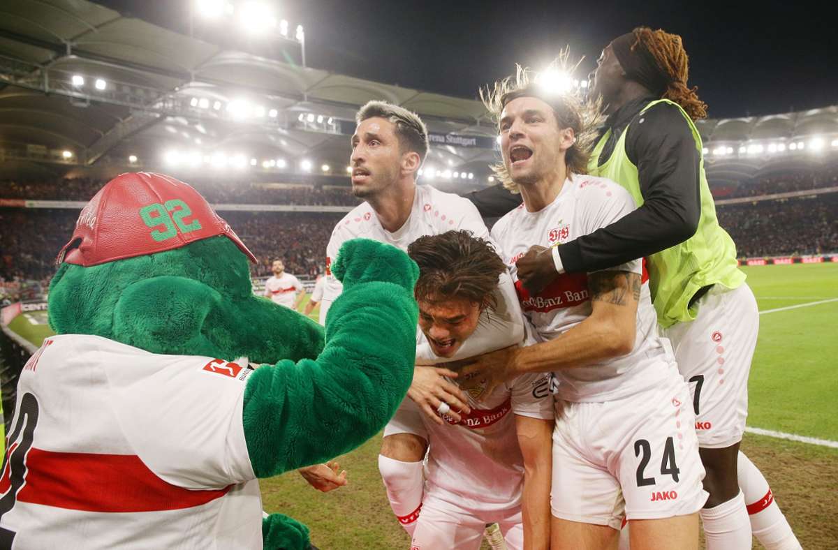 Emotionen pur: Die Stuttgarter Spieler bejubeln den späten Siegtreffer gegen Hertha BSC. In unserer Bildergalerie blicken wir auf die Partie vom Dienstagabend zurück.