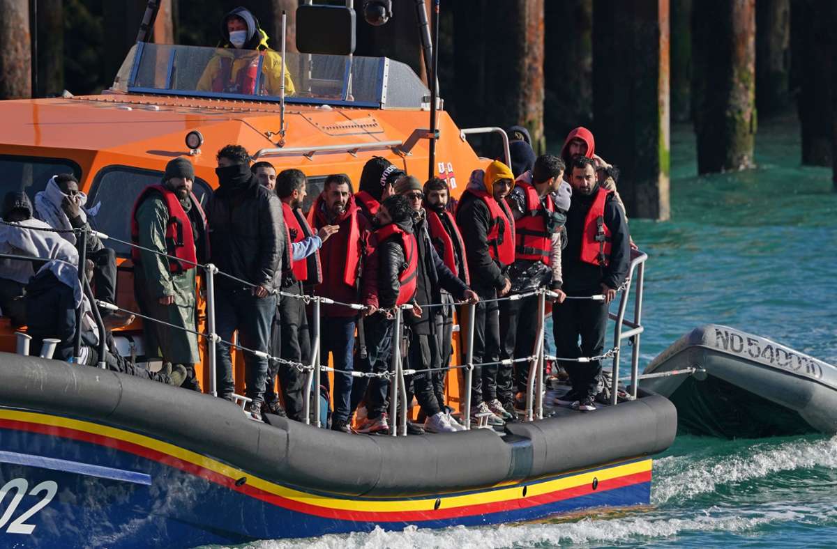 Migration zwischen England und Frankreich: Am Ärmelkanal spitzt sich die Lage zu – Flüchtlinge sterben