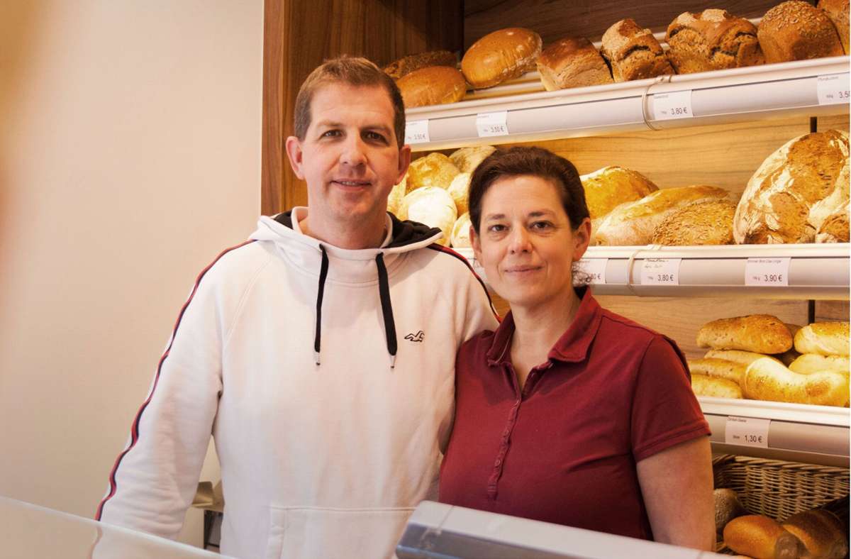 Ein Anblick, den es nicht mehr oft geben wird: Henoch und Ulrike Schulze in ihrer Bäckerei in der Asperger Königstraße Foto: /Deborah Schulze