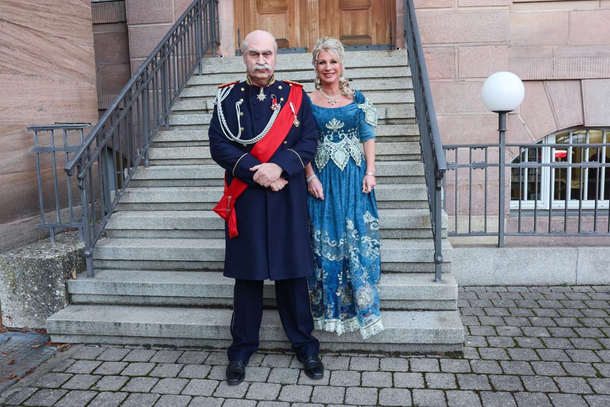 2024: Markus Söder und Karin Baumüller-Söder gehen als Reichskanzler Otto von Bismarck und eine Dame aus der Zeit Bismarcks.