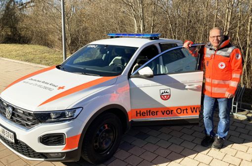 Ernst Feil mit seinem Dienstfahrzeug, mit dem er als ehrenamtlicher Helfer vor Ort unterwegs ist. Foto: Jürgen Bock