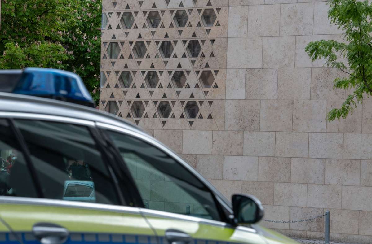 Ein Polizeiauto vor der Ulmer Synagoge nach dem Brandanschlag Foto: dpa/Stefan Puchner