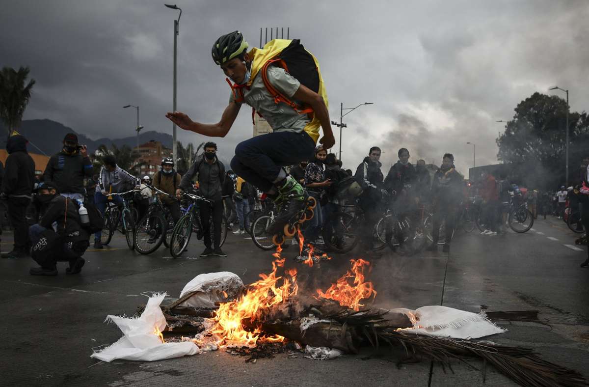 Proteste in Kolumbien: Demonstranten greifen den Kongress an