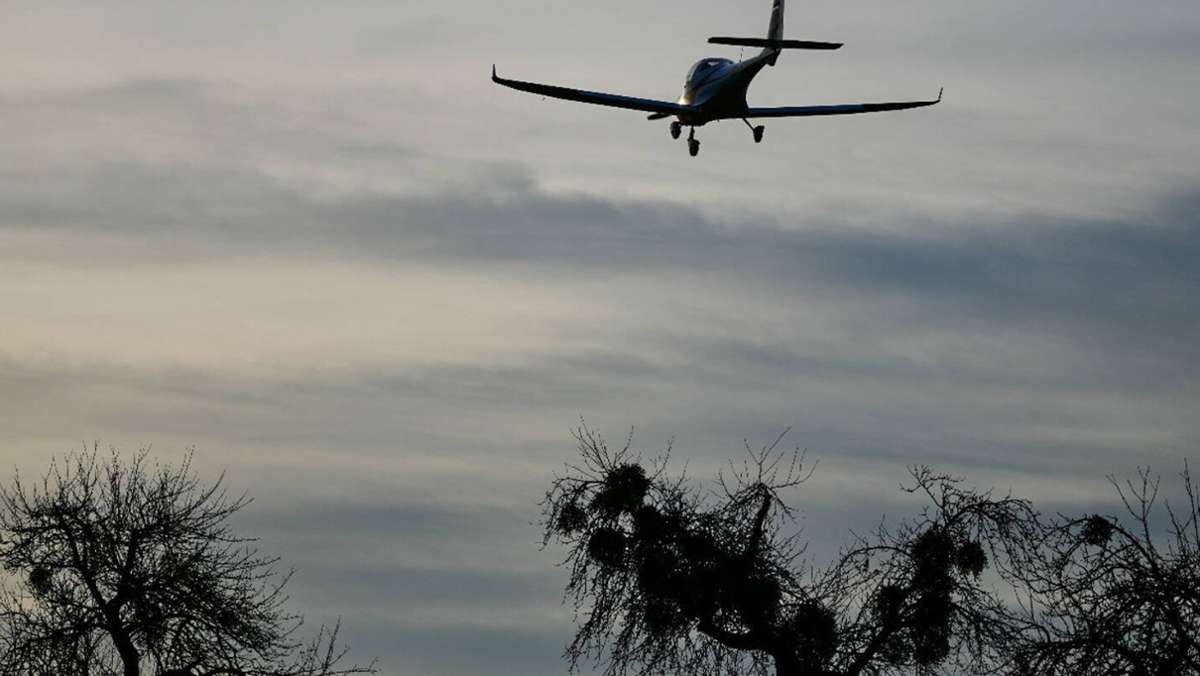 Vorfall bei Friedrichshafen: Flugzeugtür löst sich in der Luft und kracht in Garten