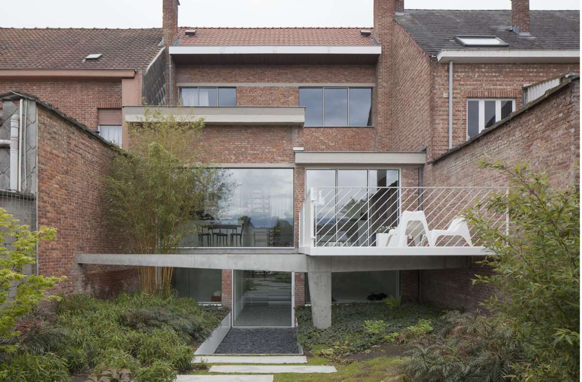 Der mit 5000 Euro dotierte zweite Preis des „Häuser“-Award 2023 ging an dieses Projekt: das umgebaute „Haus PVO“ im belgischen Mechelen von David Driesen und Tom Verschueren (dmvA architecten).  „Diese Arbeit besticht durch ihren einfühlsamen Umgang mit einer Bestandsarchitektur aus den 1950er-Jahren. Es entsteht eine beispielhaft schöne Assemblage, spannend, wohlproportioniert und eigenständig“, sagt die Jury.