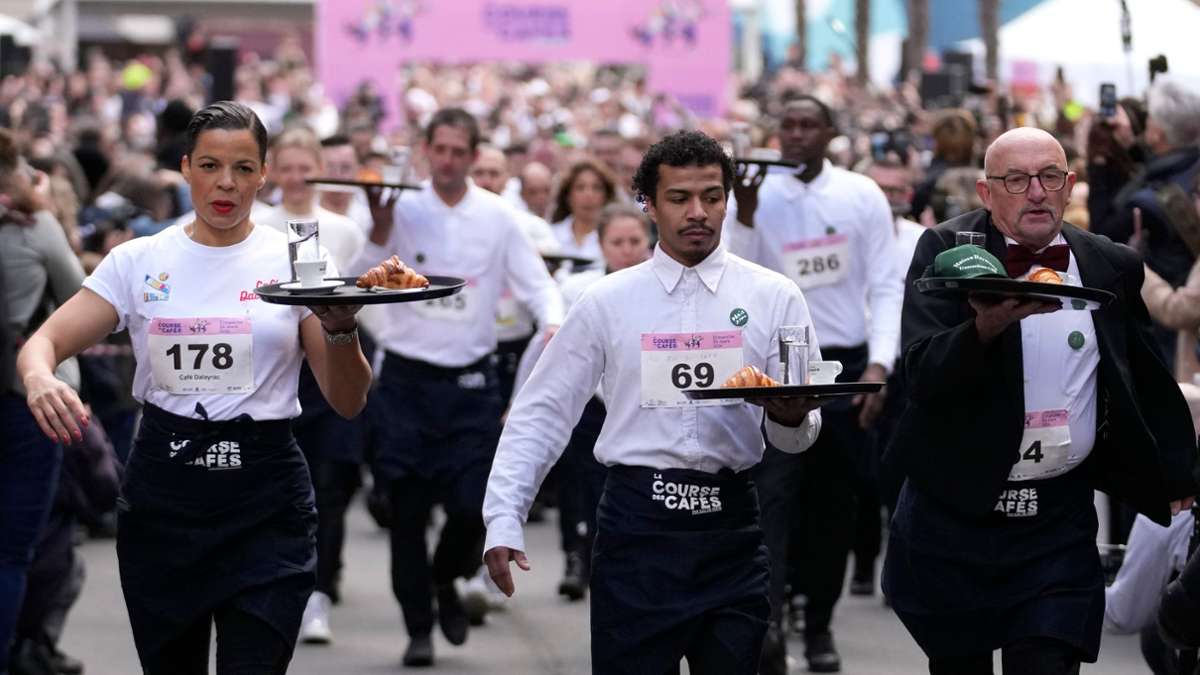 Kellnerlauf: Pariser Kellner und Kellnerinnen laufen wieder um die Wette