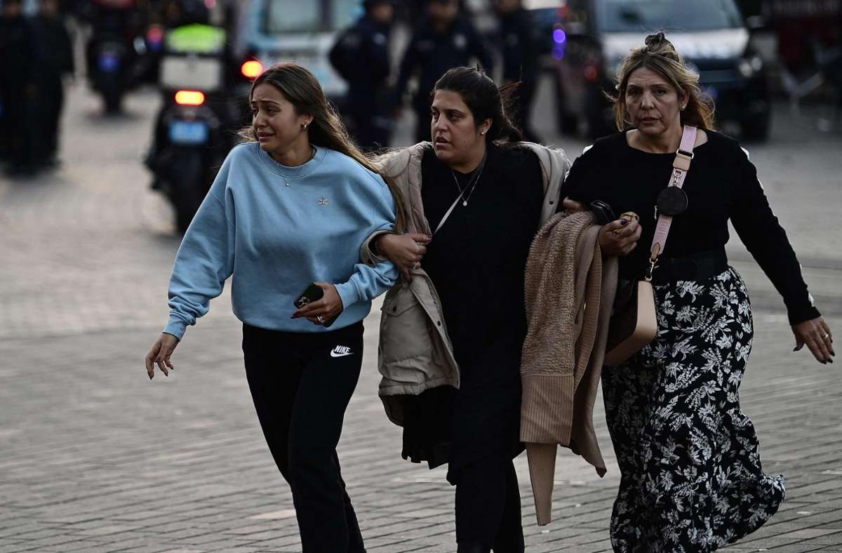 Menschen sind nach der Explosion in Istanbul geschockt.. Foto: AFP/YASIN AKGUL