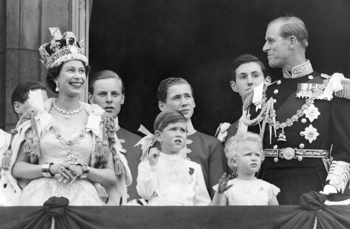 Das war die Krönung: Königin Elizabeth  II.   mit den Kindern Prinz Charles und Prinzessin Anne sowie Ehemann Prinz Philip nach der Zeremonie im Westminster Abbey am 2. Juni 1953. Seit diesem Tag  übernimmt die Queen weitgehend zeremonielle Aufgaben. Meistens bleibt sie dabei unpolitisch – aber nicht immer.