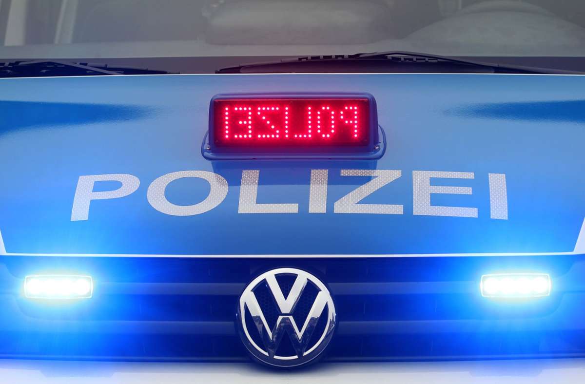 Vorfall in Leonberg-Eltingen: Frau randaliert auf Autodach