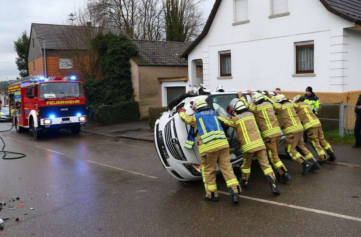 Die Feuerwehr richtete den Opel wieder auf.