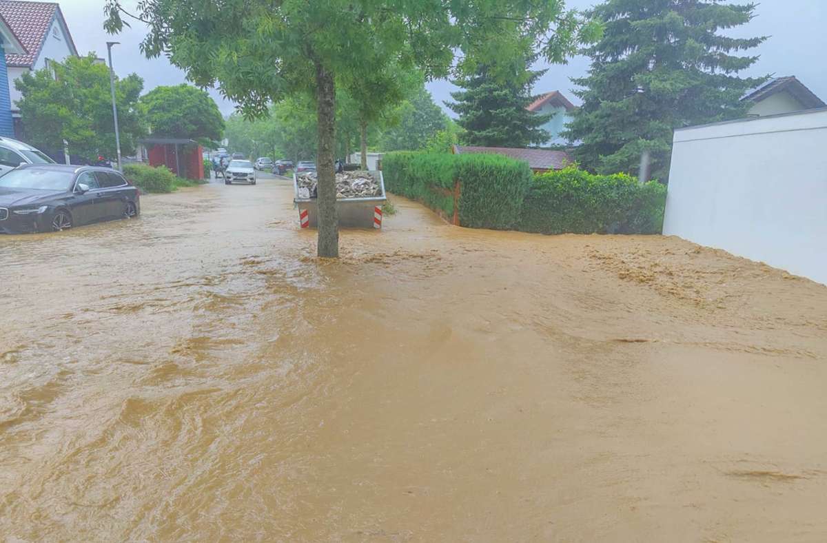 In Karlsbad überfluteten Wassermassen eine Straße.