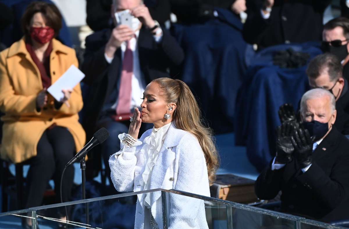 Jennifer Lopez begeisterte mit ihrem Auftritt bei Joe Bidens Amtsantritt. In der Fotostrecke zeigen wir, welche weiteren Mega-Stars den  neuen US-Präsidenten und die Vizepräsidentin Kamala Harris  feierten. Foto: AFP/BRENDAN SMIALOWSKI
