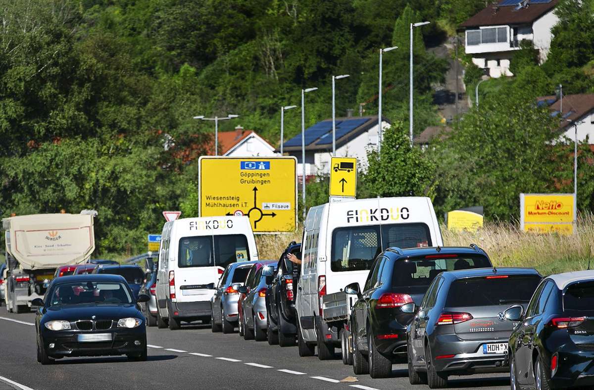 In Gosbach, einem Teilort von Bad Ditzenbach, wird es eng, wenn  Autos, Liefer- und Lastwagen von der gesperrten A 8 dorthin ausweichen.