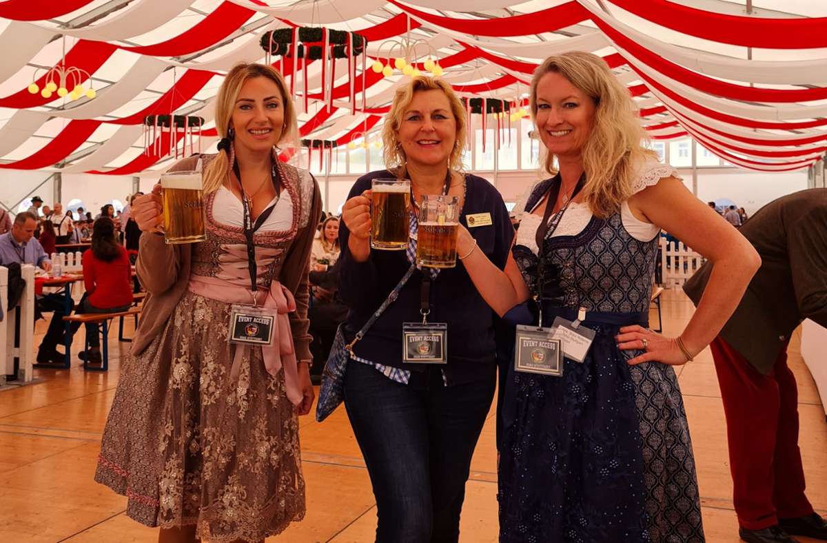 Dirndl verbinden Völker: Armeeangehörige mit schwäbischem Bier