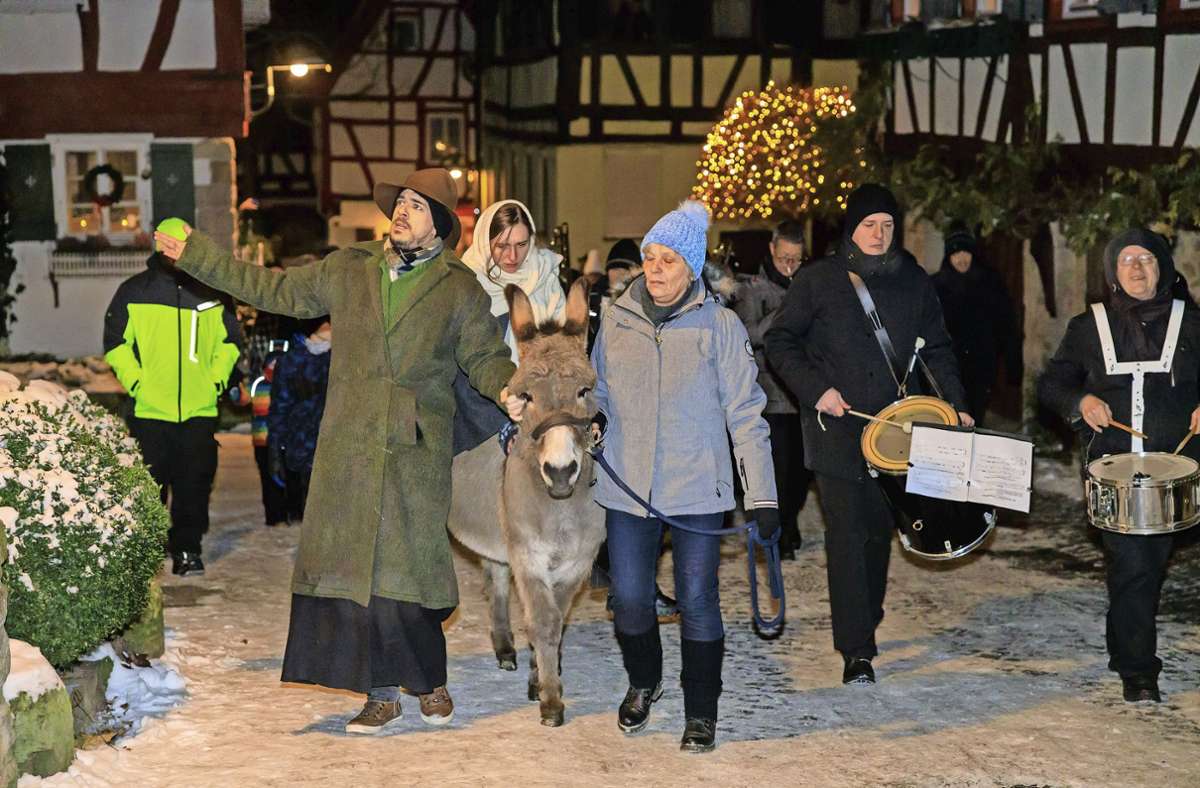 Josef führt Maria durch die Sindelfinger Altstadt, die originalgetreu auf dem Rücken eines Esels sitzt Foto: Stefanie Schlecht