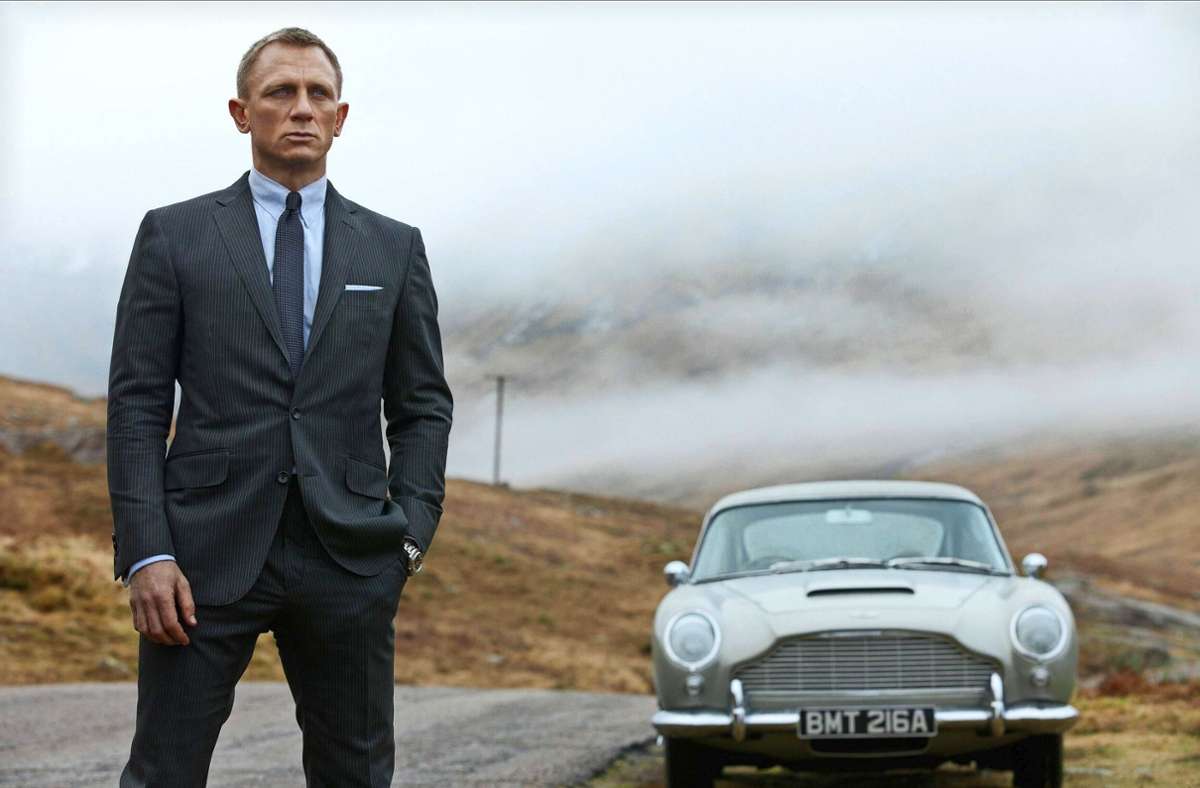 Daniel Craig als James Bond 2012 in „Skyfall“ – im Hintergrund ein Aston Martin DB5