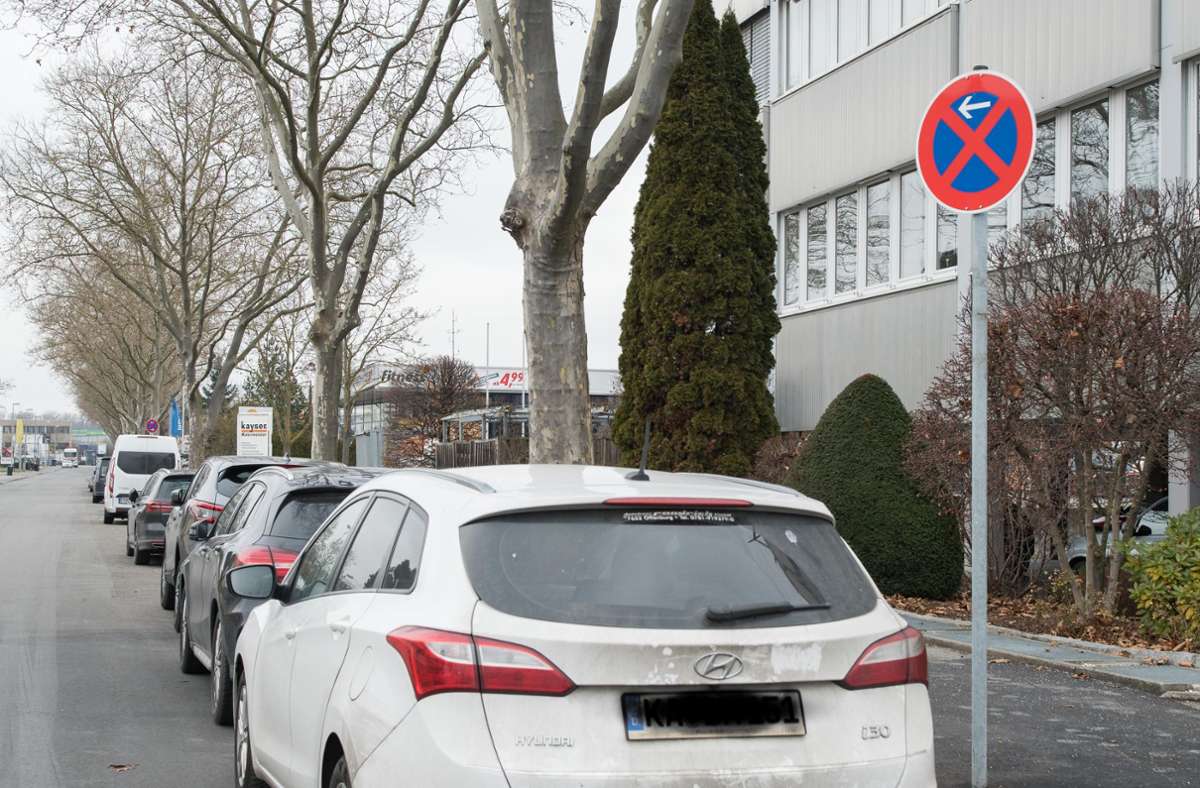 Die Parkverbotsschilder sind neu, die parkenden Autos nicht. Foto: Eibner/  Ioannou