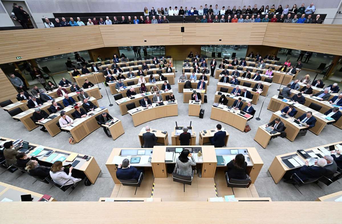 Landtag in Baden-Württemberg: Verbot von antisemitischen Demos auf Synagogen-Plätzen gefordert