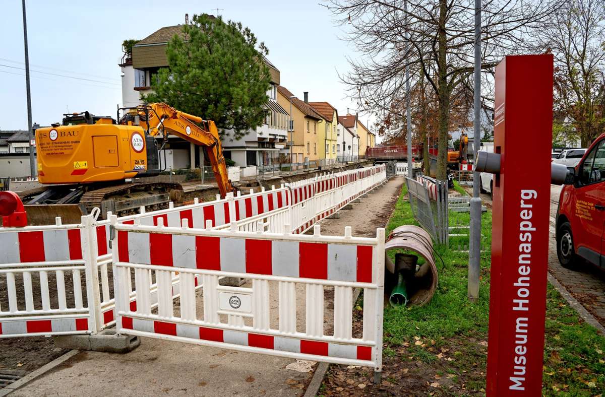 Kein Durchkommen: in Asperg wird die Eglosheimer Straße umgestaltet und gleichzeitig Abwasserkanäle sowie   Gas-, Wasser- und Stromleitungen  erneuert. Foto: Jürgen Bach