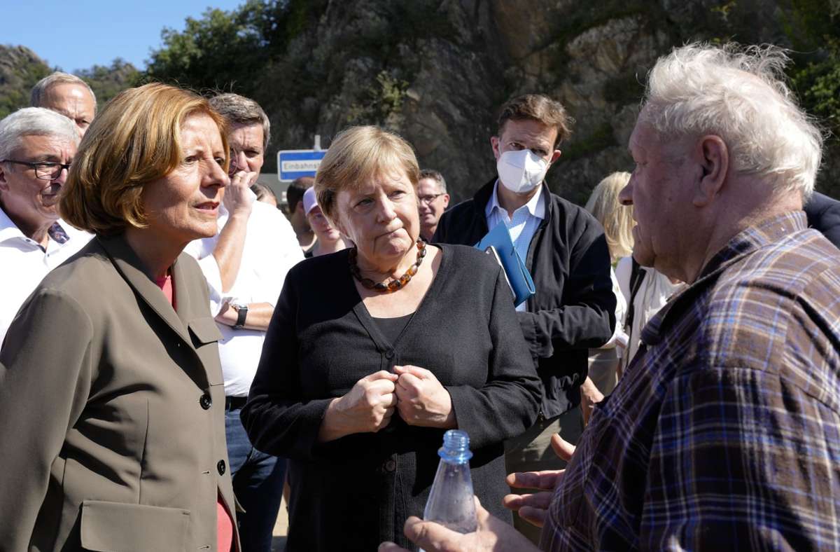 Angela Merkel im Katastrophengebiet: „Werden Flut nicht vergessen“