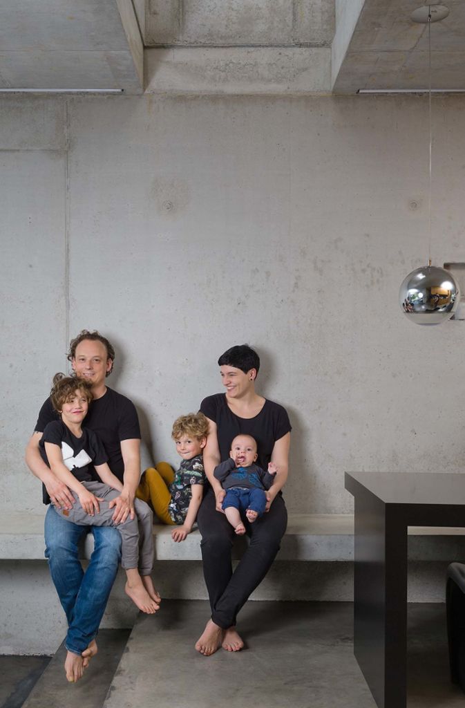 Tom-Philipp Zoll und Johanna Maibach-Zoll mit ihren drei Jungs. Die Baukosten für das selbst projektierte und 2016 fertiggestellte Haus betrugen 670000 Euro (ohne Grundstück).
