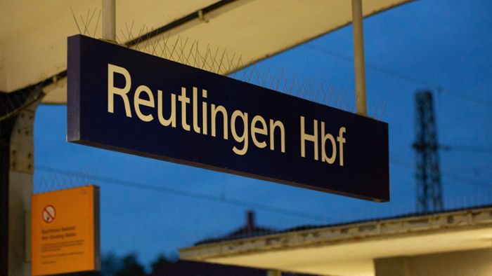 Bahnhof Reutlingen: Unbekannter überquert Gleis – Zug muss Vollbremsung machen