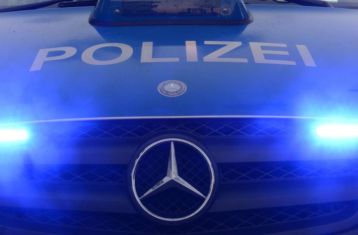 A8 bei Pforzheim: Auto kracht auf Autobahn in Stauende –  vier Verletzte