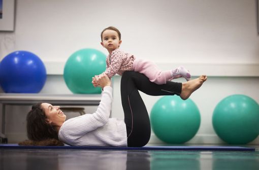 Yoga mit Kind: Die FBS-Dozentin Floriana Carelli zeigt, wie das in der Praxis aussehen kann. Foto: Gottfried Stoppel