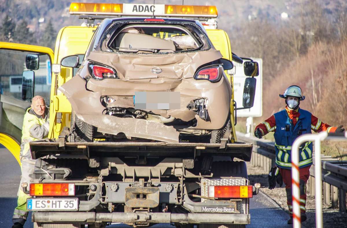 Autobahn A8 bei Leonberg-Ost: Zwei Schwerverletzte nach Unfall