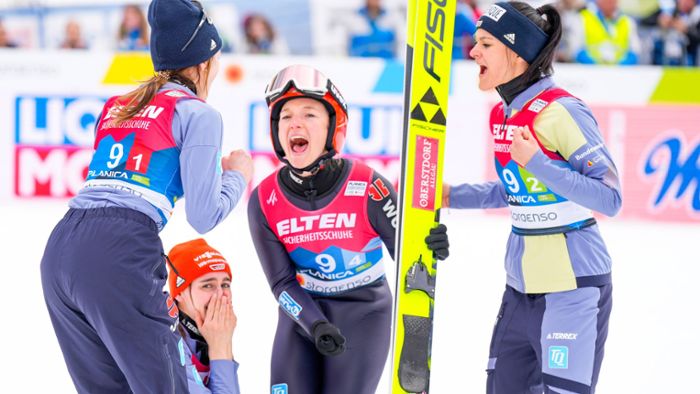 Deutsche Skispringerinnen holen Gold im Team