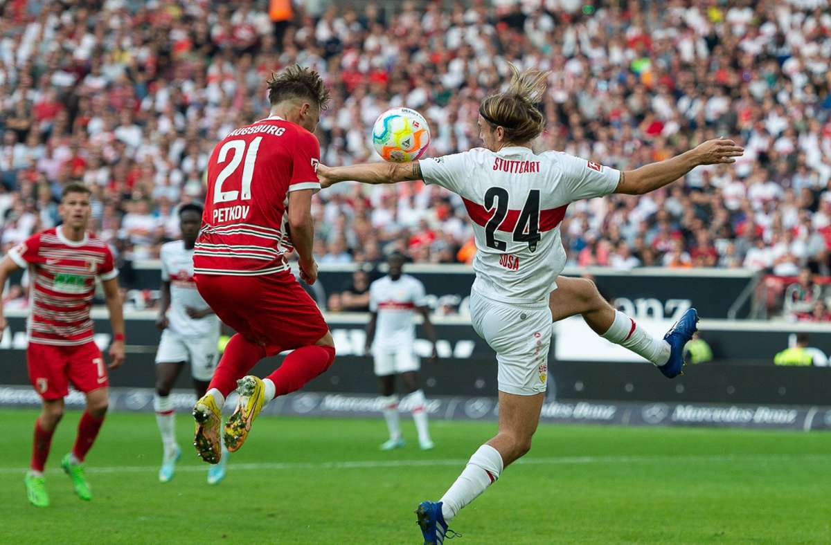 VfB Stuttgart gegen FC Augsburg: Borna Sosa und der ausgestreckte Arm