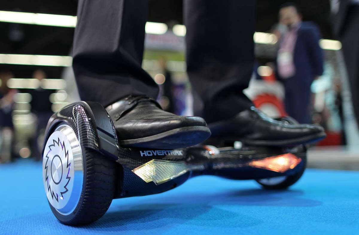 Monowheels, Hoverboards (unser Foto) & Co. sind auch in Deutschland beliebt – aber wer sie benutzt macht sich strafbar. Foto: dpa/Daniel Karmann