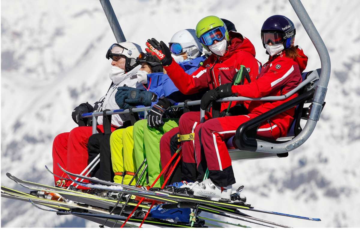 Stand jetzt kann  man in der gesamten Alpenregion Ski fahren. In Deutschland, Österreich und Italien gilt die 3-G-Regel (getestet, genesen oder geimpft) sowie die Maskenpflicht in Seilbahnen.
