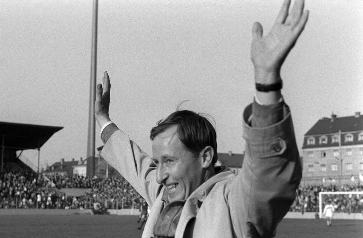 Rudi Gutendorf – Mit 55 Trainerstationen hat es „Rudi Rastlos“ ins Guinnessbuch der Rekorde geschafft. Auch der VfB zählt zu seinen Vereinen: Von März 1965 bis Dezember 1966 hat Gutendorf in Bad Cannstatt das sportliche Sagen, wird aber nach einer 1:4-Auswärtsniederlage im Derby gegen den Karlsruher SC auf Platz 17 liegend entlassen.