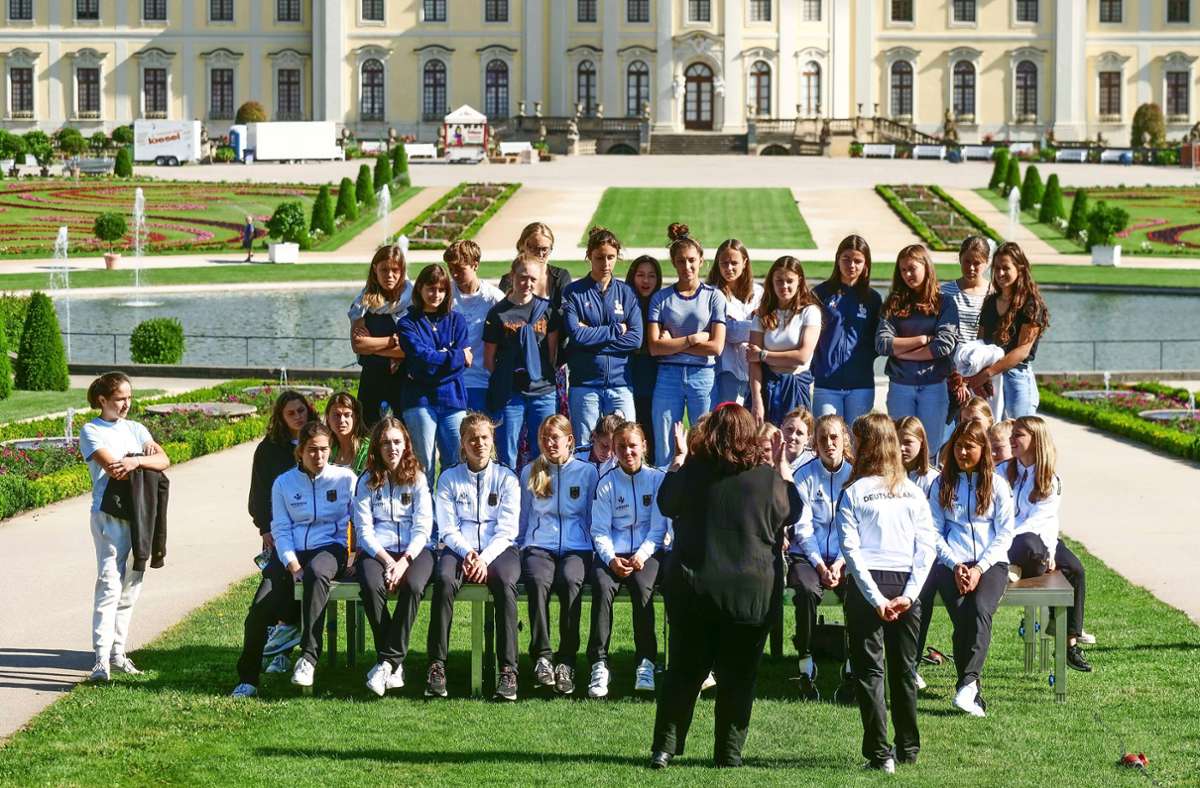 Die Hockeyspielerinnen der U16- Nationalteams von Frankreich und Deutschland haben sich zu einem Lehrgang in Ludwigsburg getroffen und auch das Blüba besucht.