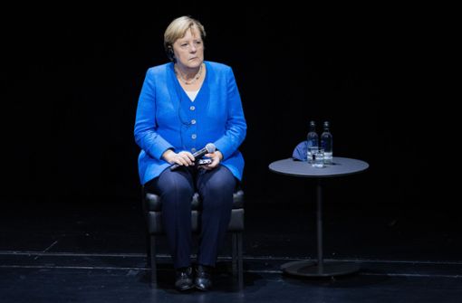 Angela Merkel (CDU) sitzt bei einem Podiumsgespräch auf der Bühne im Düsseldorfer Schauspielhaus Foto: dpa/Rolf Vennenbernd