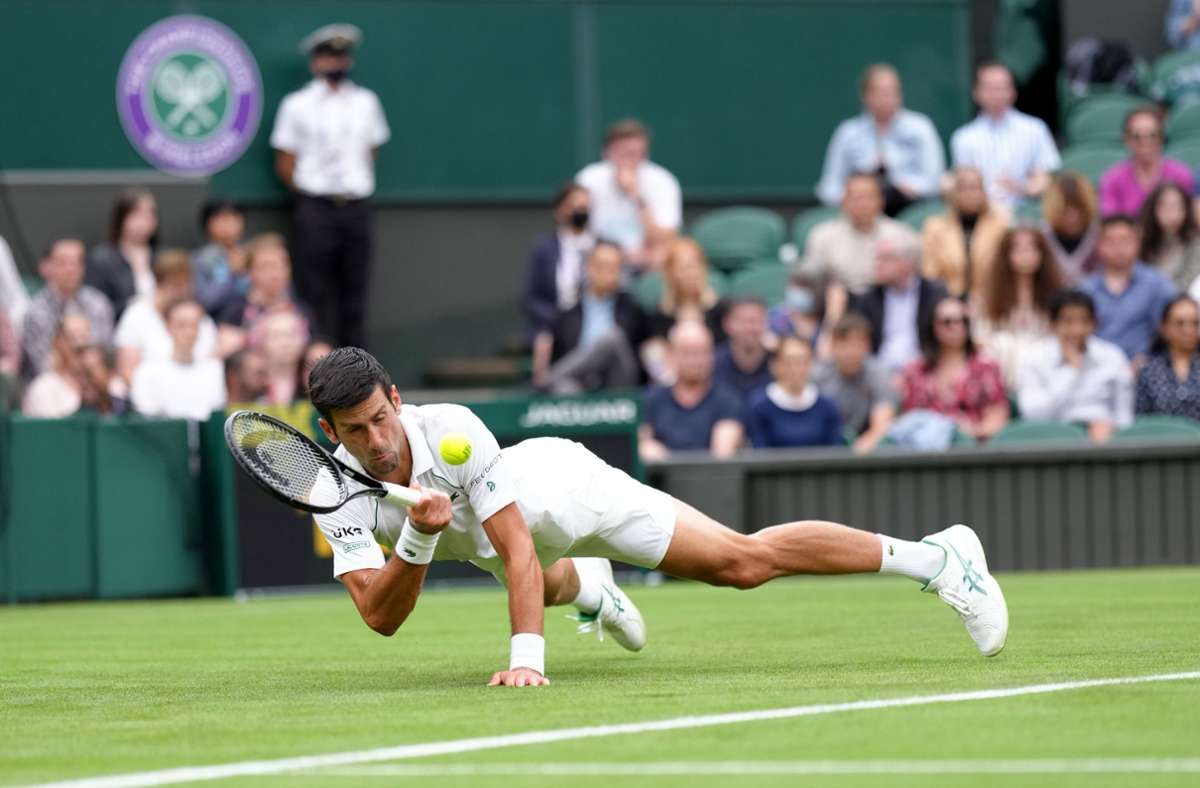 Der Serbe Novak Djokovic siegte  am verregneten Auftakttag in London.