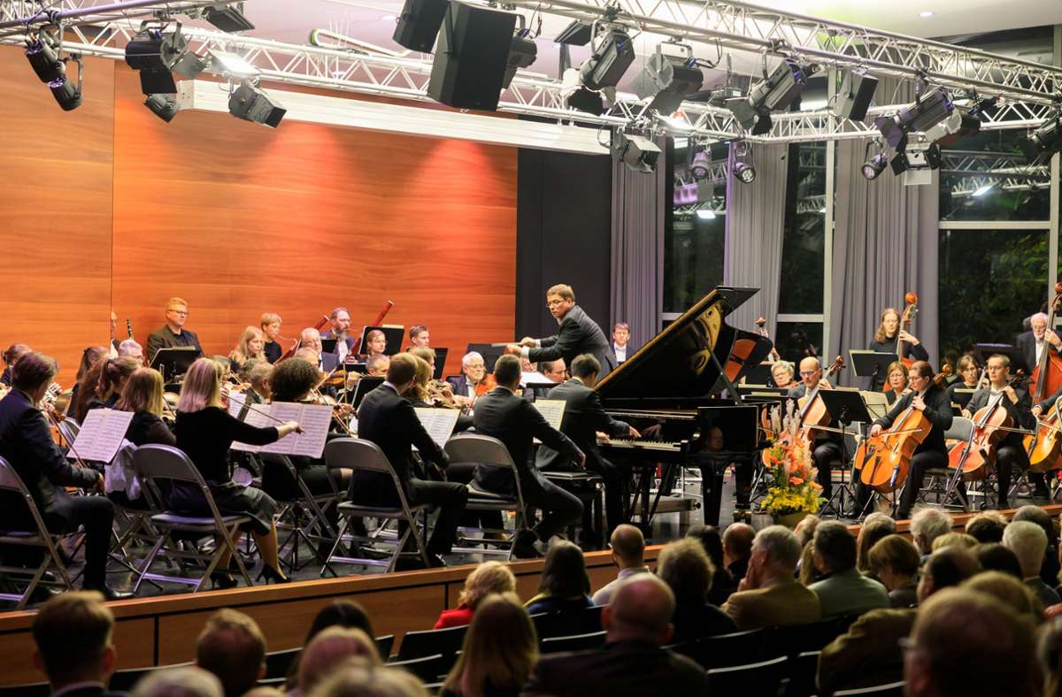Packender Brahms: Das Daimler-Sinfonieorchester gastiert in der Aula des Albert- Einstein-Gymnasiums Foto: Stefanie Schlecht
