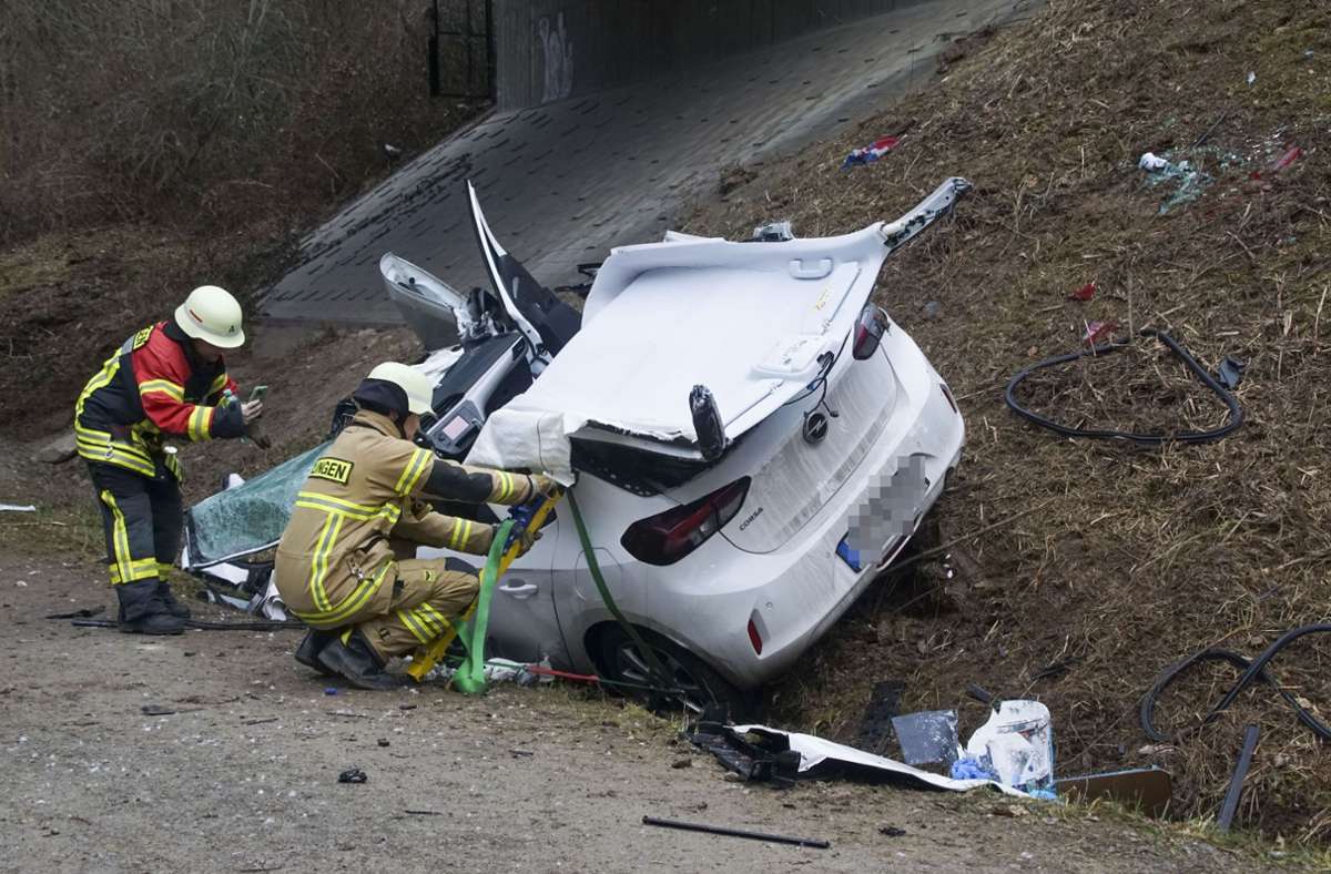 Unfall in Böblingen: Schwerverletzter Fahrer nach Sturz von einer Brücke